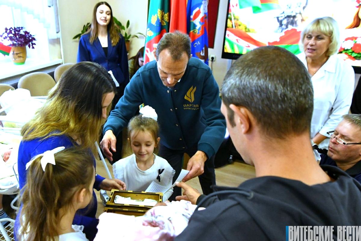 Семьи Витебской области, чьи дети родились 17 сентября, получили в подарок «Бацькаву кашулю» 