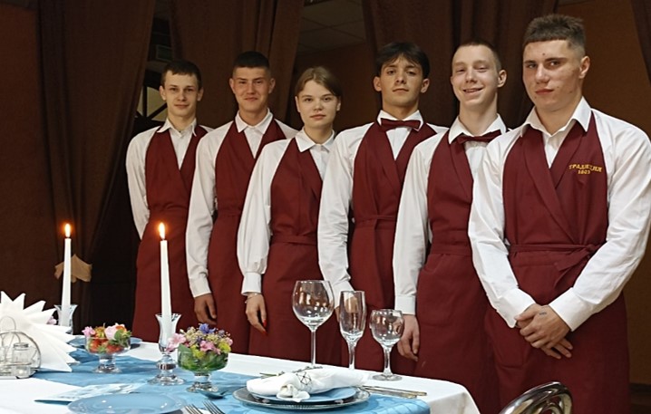 официант.jpg