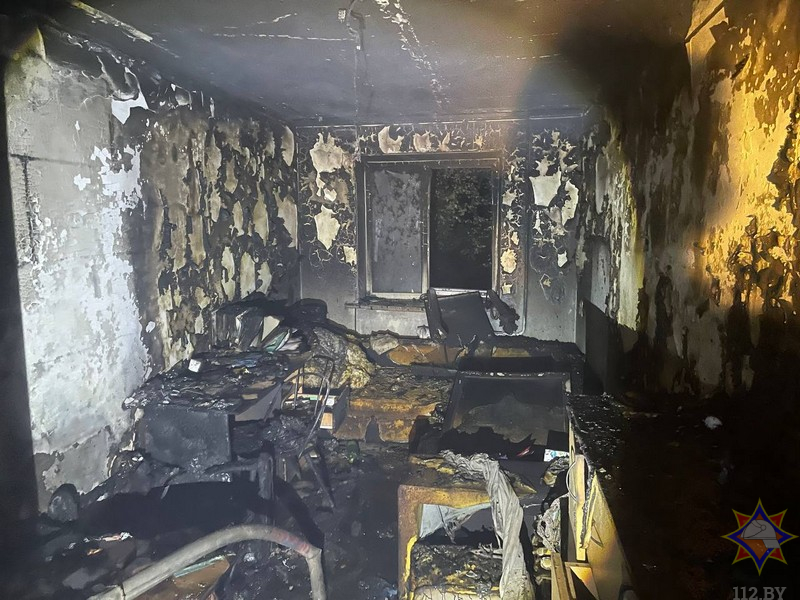На пожаре в Витебске работники МЧС спасли пожилую хозяйку квартиры, ее дочь погибла