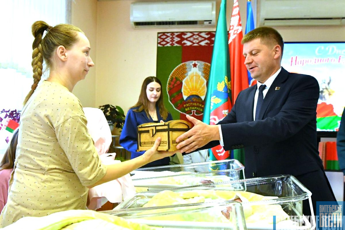 Семьи Витебской области, чьи дети родились 17 сентября, получили в подарок «Бацькаву кашулю» 