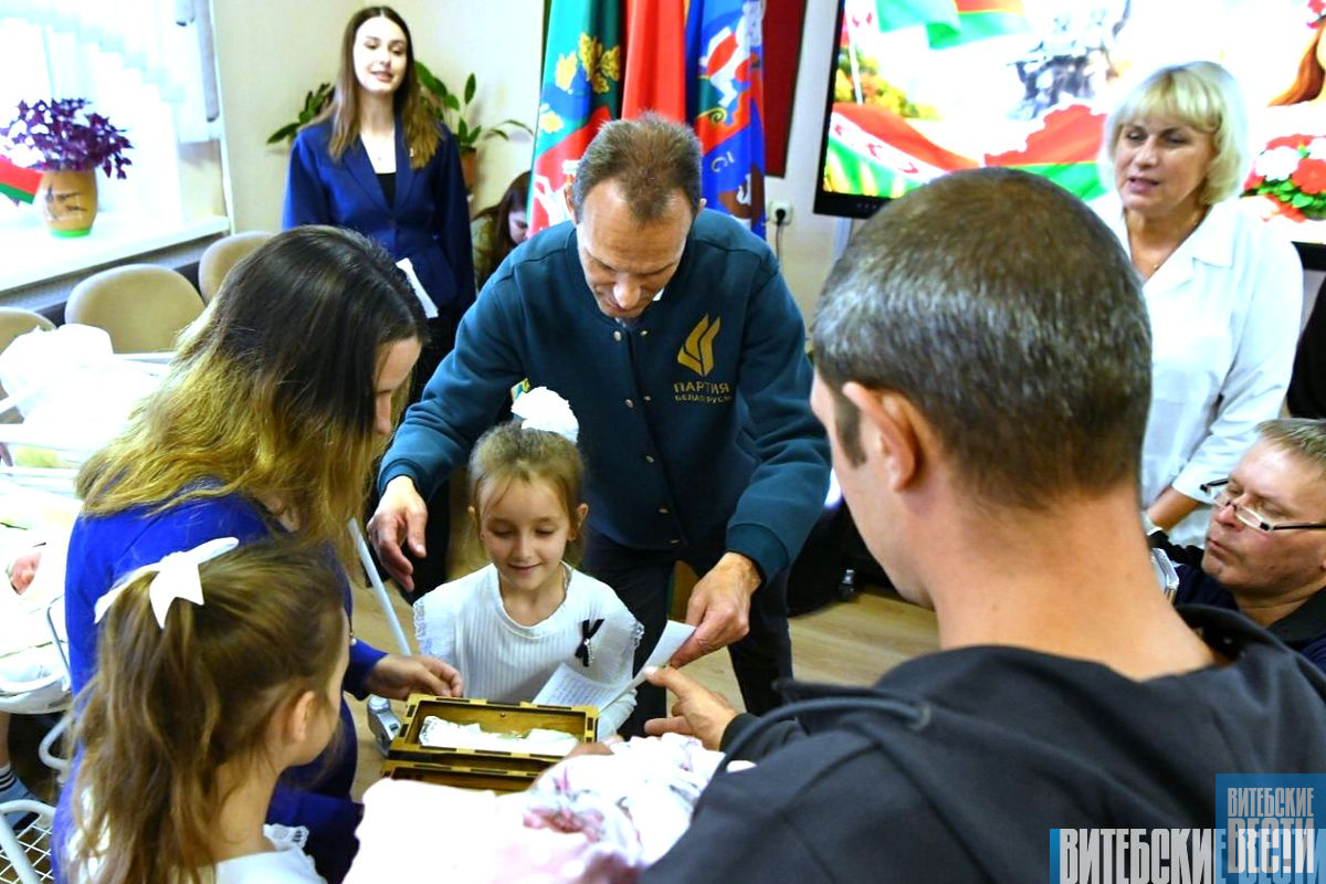 Семьи Витебской области, чьи дети родились 17 сентября, получили в подарок «Бацькаву кашулю» 