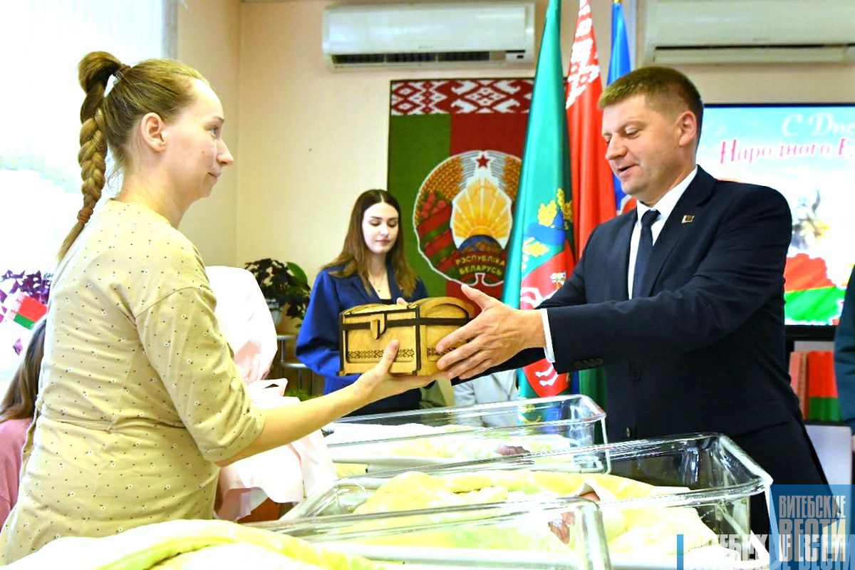 Семьи Витебской области, чьи дети родились 17 сентября, получили в подарок «Бацькаву кашулю» 
